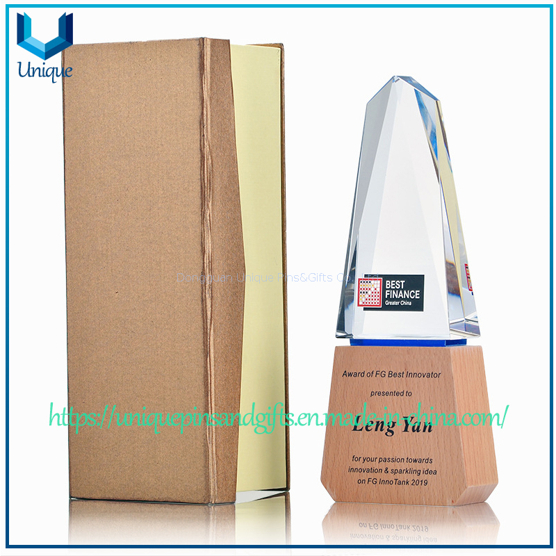 Trofeo de cristal personalizado, triangular, frontal con corte diagonal, base de madera. Texto personalizado gratuito. Impresión única de logotipo personalizado.