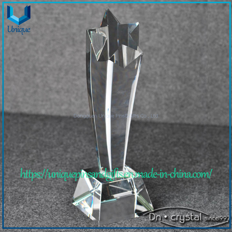 Trofeo de cristal personalizado, con forma de estrella biselada de cinco puntas en la parte superior, cuerpo curvado y base de cristal en la parte inferior.