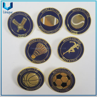 Pin de solapa de esmalte de metal personalizado con epoxi, broche de metal dorado para escuela, pin de metal para deportes de fútbol/atletismo/balón de fútbol/baloncesto/cricket/bádminton/tenis