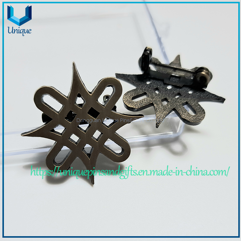 Insignias nigerianas personalizadas: broche de metal hueco recortado a la moda, alfiler de cuello militar, alfiler de solapa escolar personalizado con caja de terciopelo