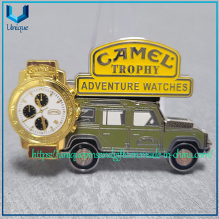 Personalización de pines franceses personalizados, pin de esmalte duro fijo de 2 piezas, pin de recuerdo de trofeo de camello con reloj 