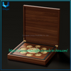 Pantalla de alta gama con almacenamiento abatible, texto grabado que se adapta a monedas y medallas conmemorativas personalizadas con caja de regalo de madera maciza para expositor