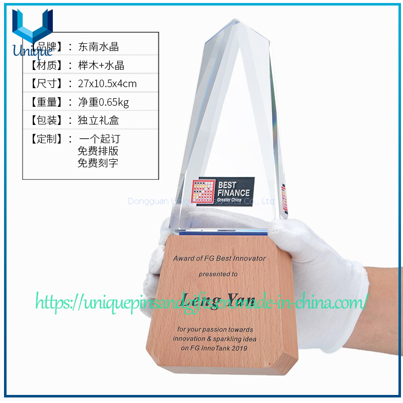 Trofeo de cristal personalizado, triangular, frontal con corte diagonal, base de madera. Texto personalizado gratuito. Impresión única de logotipo personalizado.