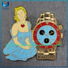 China Pin Manufactuere Pin's Creation Custom Marylin Fancy Fashion Pin con reloj 3D en esmalte duro en colores surtidos