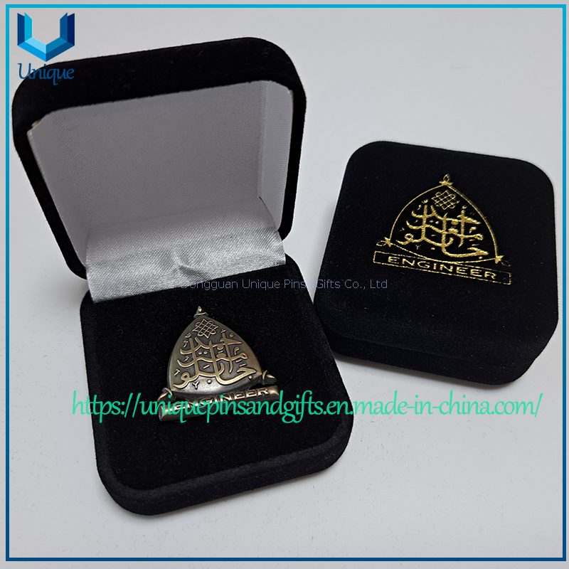 Insignias nigerianas personalizadas: broche de metal hueco recortado a la moda, alfiler de cuello militar, alfiler de solapa escolar personalizado con caja de terciopelo