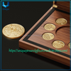 Pantalla de alta gama con almacenamiento abatible, texto grabado que se adapta a monedas y medallas conmemorativas personalizadas con caja de regalo de madera maciza para expositor