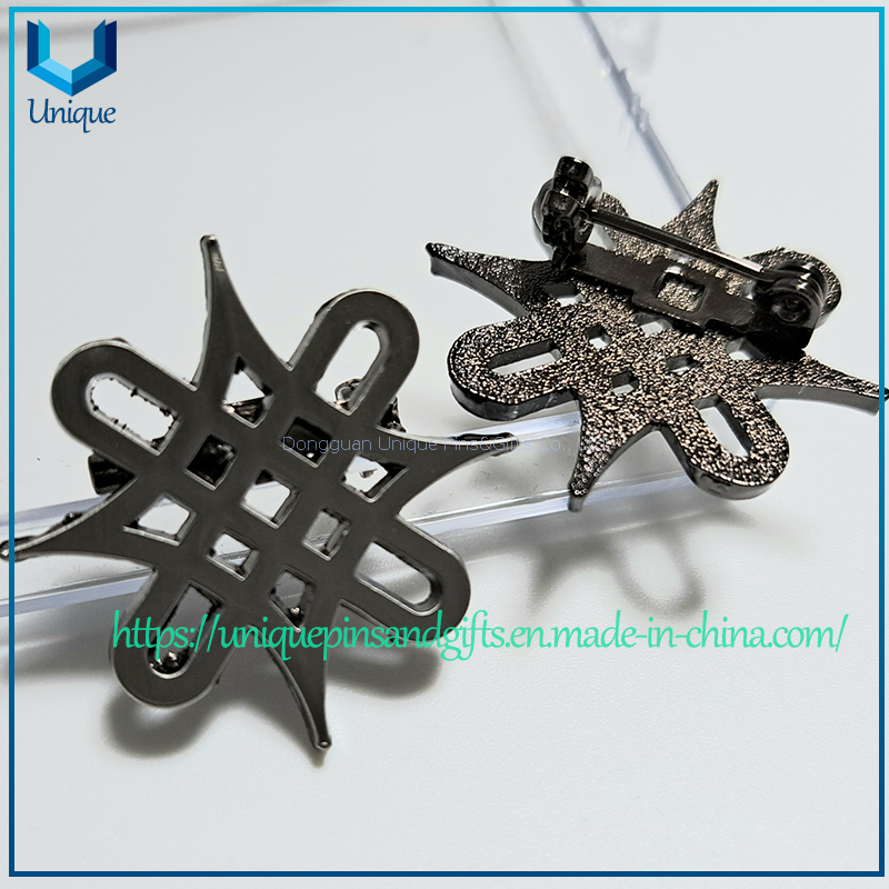 Insignias nigerianas personalizadas: broche de metal hueco recortado a la moda, alfiler de cuello militar, alfiler de solapa escolar personalizado con caja de terciopelo