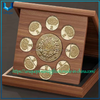 Pantalla de alta gama con almacenamiento abatible, texto grabado que se adapta a monedas y medallas conmemorativas personalizadas con caja de regalo de madera maciza para expositor