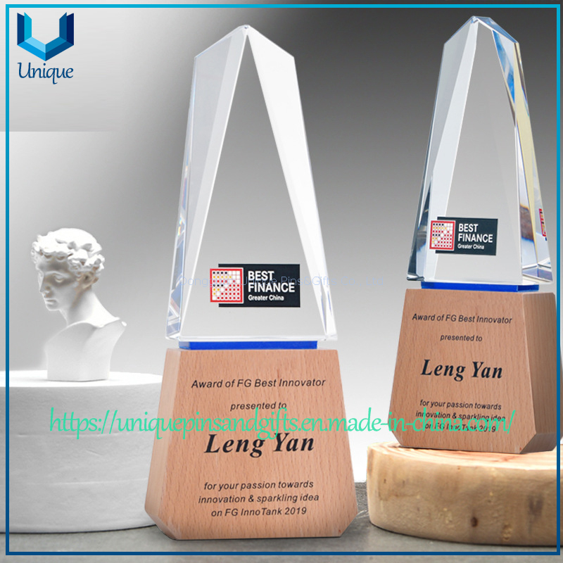 Trofeo de cristal personalizado, triangular, frontal con corte diagonal, base de madera. Texto personalizado gratuito. Impresión única de logotipo personalizado.