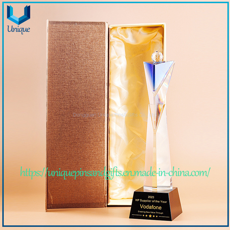 Trofeo de cristal triangular personalizado: facetas biseladas, parte superior de cristal triangular invertida colorida, bola de cristal, cuerpo triangular empalmado, base de cristal negro con texto personalizado