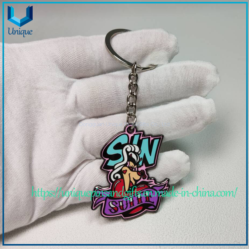 Kecychain de metal de dibujos animados de esmalte duro 2D personalizado, llavero personalizado de níquel negro con logotipo de empresa, regalo de recuerdo