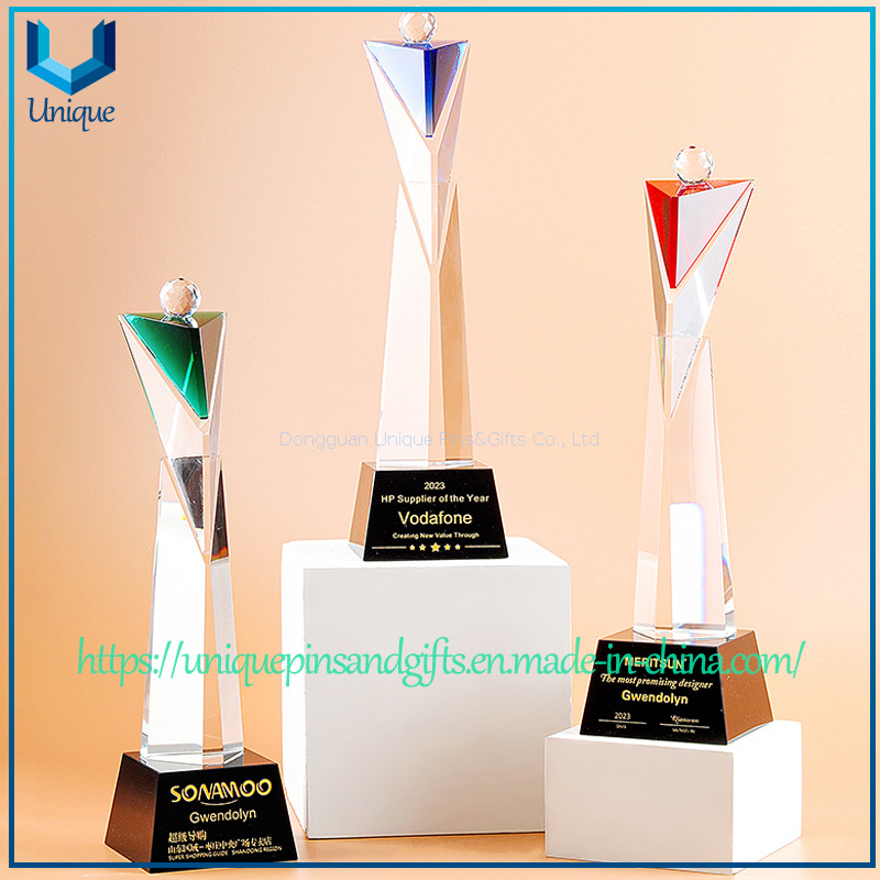 Trofeo de cristal triangular personalizado: facetas biseladas, parte superior de cristal triangular invertida colorida, bola de cristal, cuerpo triangular empalmado, base de cristal negro con texto personalizado