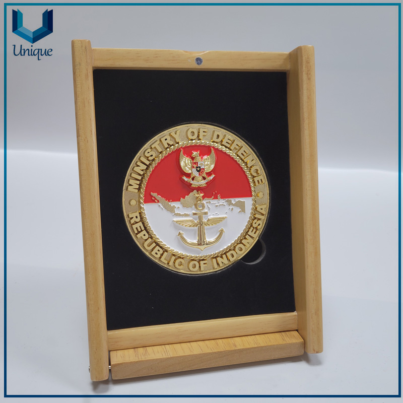 Medalla de Oro con caja plegada para expositor-2