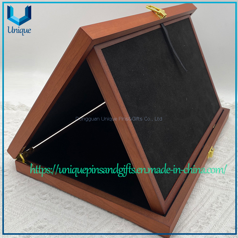 Pantalla de alta gama con almacenamiento abatible, texto grabado que se adapta a monedas y medallas conmemorativas personalizadas con caja de regalo de madera maciza para expositor