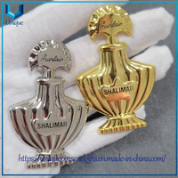 Pin de botella Chanel 3D dorado y plateado personalizado, personaliza tu pin del emblema de metal de China 