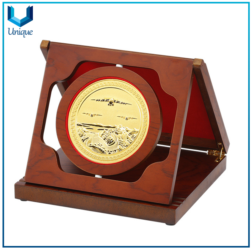 Caja de medallas de madera giratoria personalizada-4