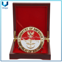 Medalla de Honor personalizada con soporte de madera, medallas de placa de metal 3D con cinta, caja de presentación de monedas conmemorativas