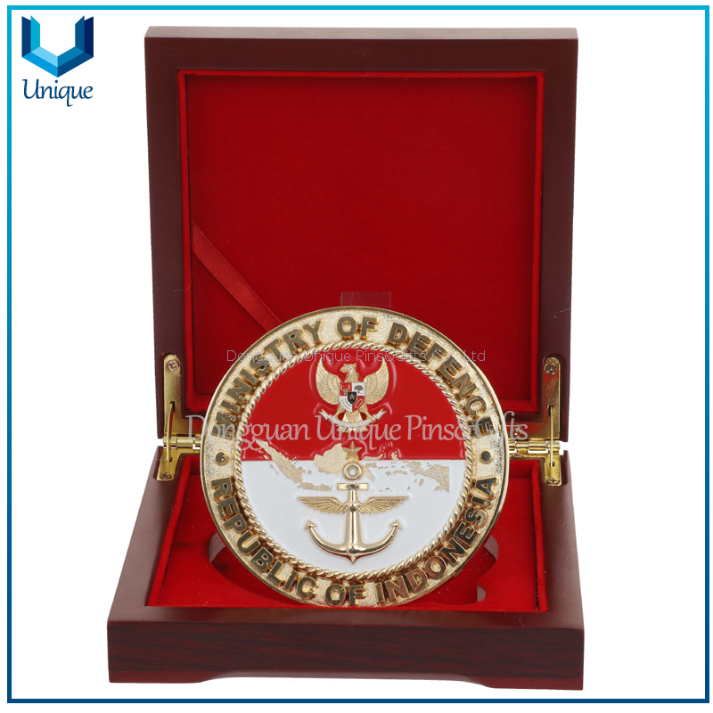 Medalla de Honor personalizada con soporte de madera, medallas de placa de metal 3D con cinta, caja de presentación de monedas conmemorativas