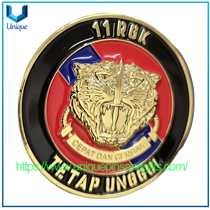 Moneda conmemorativa 3D de la Marina de Malasia chapada en oro de diseño personalizado con patrón de cabeza de león y caja de acrílico