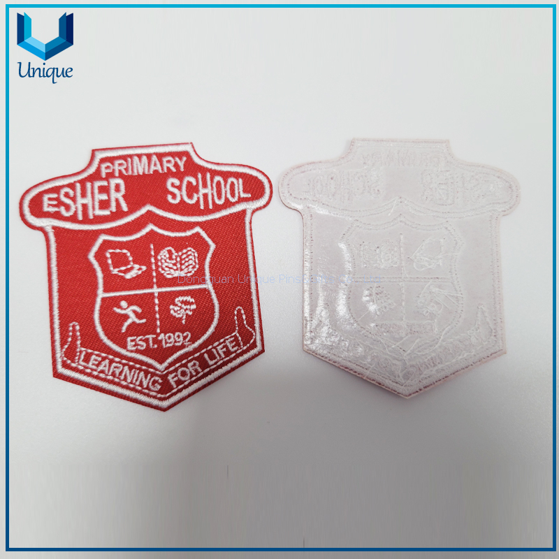 Hierro de diseño de moda barato en insignia al por mayor de alta calidad Insignia personalizada de alta frecuencia, parche termofusible de PVC de alta calidad y bajo precio para prendas de vestir, sello bordado