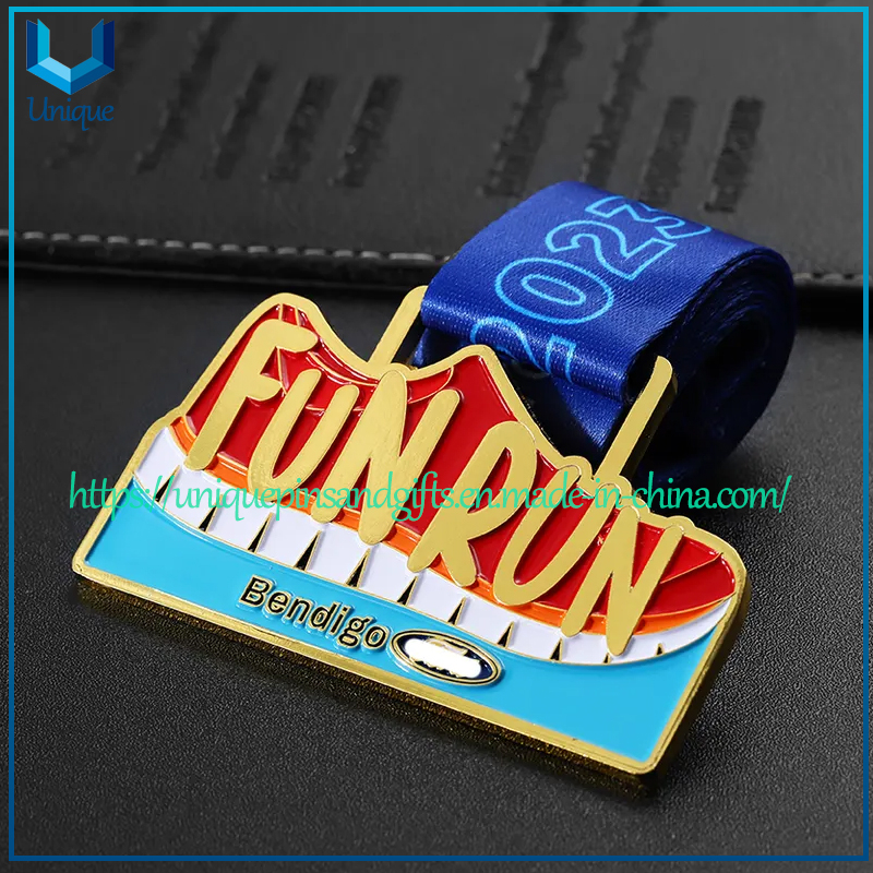  Personalizado 3D Metal dorado Lucha libre Bicicleta Ciclismo Natación Judo Karate Bicicleta Correr Fútbol Carreras Fútbol Finalizador Triatlón Maratón Medalla deportiva