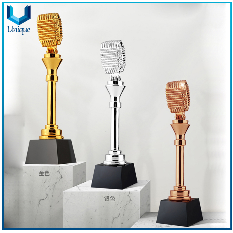 Trofeo de micrófono de metal / resina de Europa, Festival de música Souvenir Souvenir Singing Trofy Trofy, personalice el logotipo de grabado de oro, plata, trofeo de latón