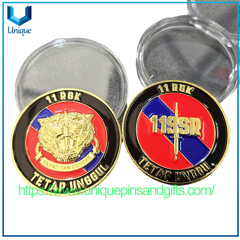 Moneda conmemorativa 3D de la Marina de Malasia chapada en oro de diseño personalizado con patrón de cabeza de león y caja de acrílico