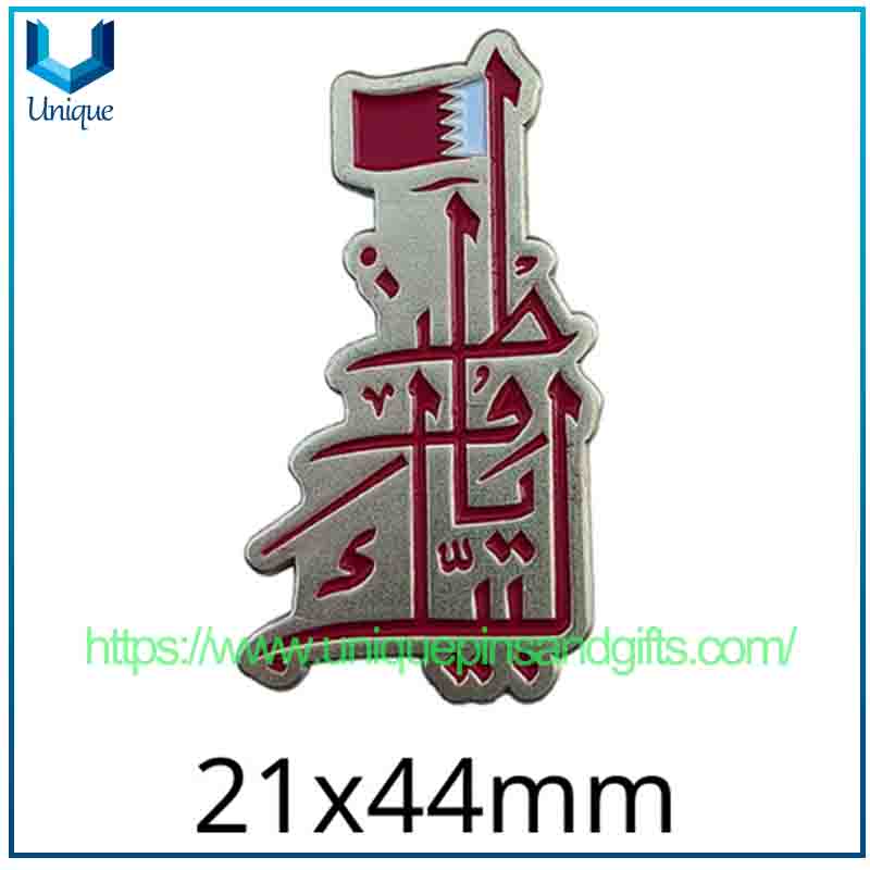 Venta al por mayor de banderas de mapas nacionales de Qatar, insignias de emblemas nacionales, pegatinas para teléfonos móviles, insignias de metal en el pecho para regalos conmemorativos de turismo de festivales