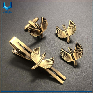 Fabricante de artesanías metálicas, Tiepin & Mancuflink en Personalizar Desgin en chapado en latón antiguo en el conjunto, barra de corbata de metal 3D / gemelos para regalos promocionales