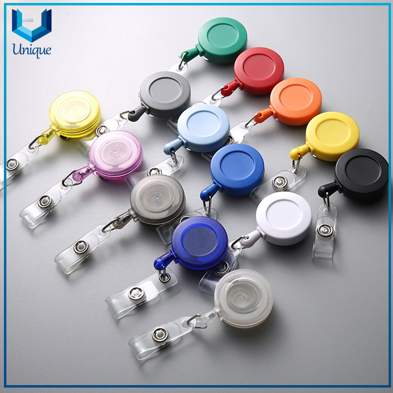 Personalice el carrete de plástico de la insignia con llavero, logotipo de impresión personalizado con carrete de insignia epoxi con cinturón y llavero para la oficina de oficina corporativa