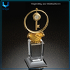 Personalice los conjuntos de decoración de cristales, regalos de souvenir de boda de negocios, copa de cristal con llavero de metal y decoración de reloj, trofeo de medalla de cristal de oro para premios