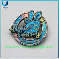 Insignias de metal exquisitas hechas a medida de alta calidad Broches Pin de solapa en formas únicas con patrones de texto de logotipo coloridos personalizados impresos con UV