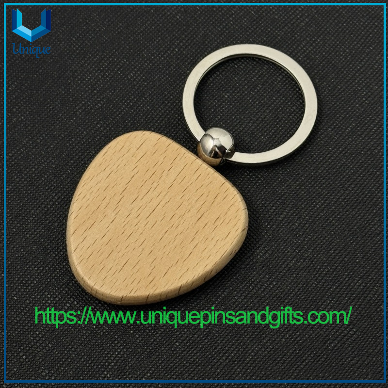 Llavero de madera maciza con patr&oacute;n de personajes grabado por l&aacute;ser (6)
