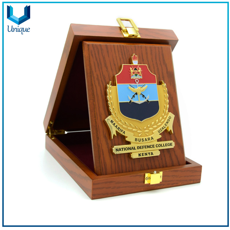 Wholesale Diseño personalizado Metal Militar Shield con caja de madera, Placas de premio militar de honor con caja de madera, Medalla de Premio Militar de Oro MOQ bajo