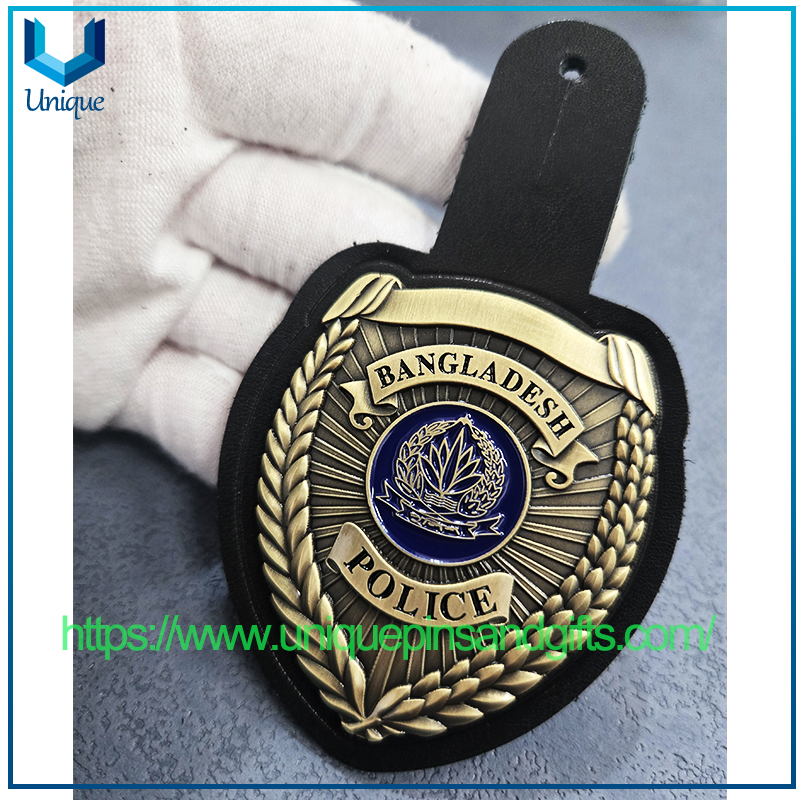Insignia de metal de policía personalizada de alta calidad con soporte de cuero de vaca para la policía de Bangladesh