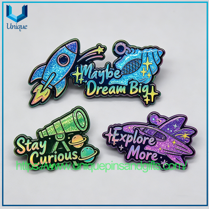 Insignias de metal exquisitas hechas a medida de alta calidad Broches Pin de solapa en formas únicas con patrones de texto de logotipo coloridos personalizados impresos con UV