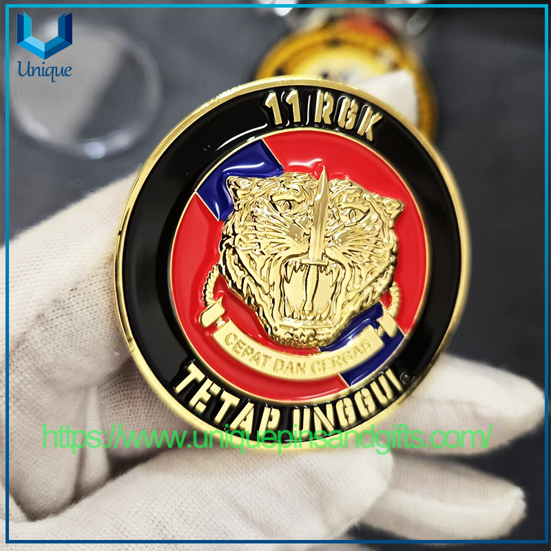 Moneda conmemorativa 3D de la Marina de Malasia chapada en oro de diseño personalizado con patrón de cabeza de león y caja de acrílico