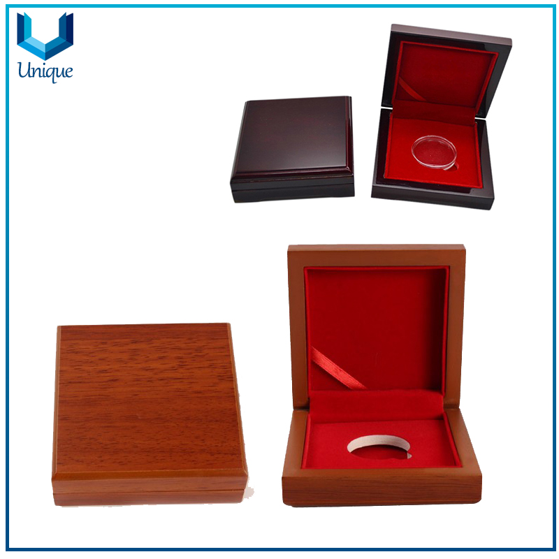 Caja de madera disponible disponible para monedas