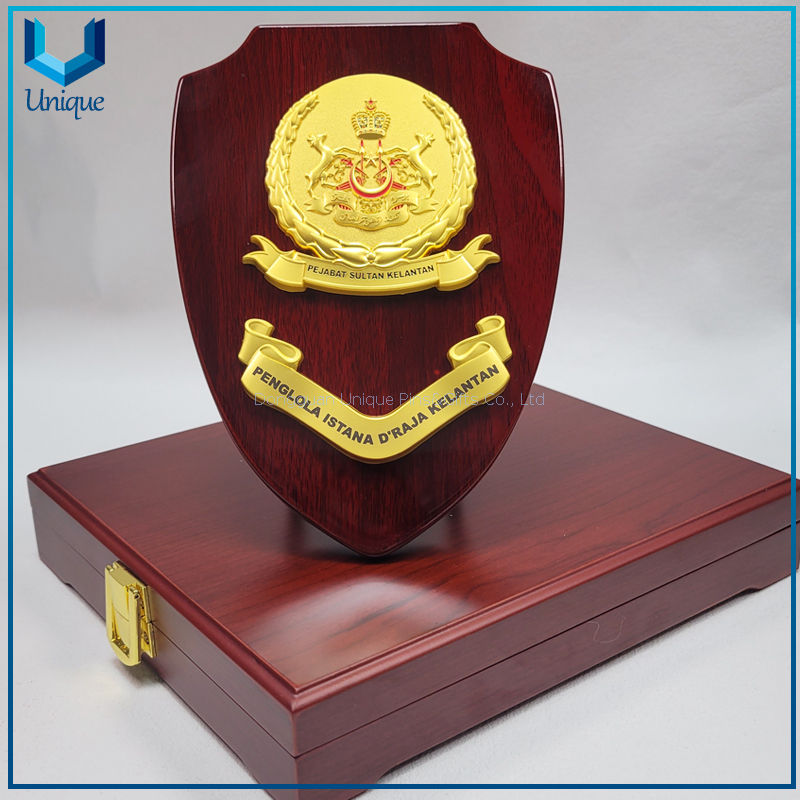 Medalla de honor personalizada de la familia real de Malasyia Kelantan con escudo de madera y caja en juego de regalo, caja de regalo