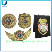 Insignia de metal de la solapa del cuerpo diplomático internacional de alivio 3D personalizado en sets en sets