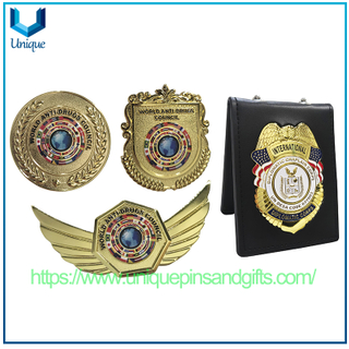 Insignia de metal de la solapa del cuerpo diplomático internacional de alivio 3D personalizado en sets en sets