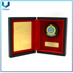 Médula de la Fuerza Aérea / Defensa Aérea de los EAU con la caja de madera, Trofeo de la medalla de oro de la placa de oro de 24 k de alta calidad para los premios, placa militar para regalos de souvenir
