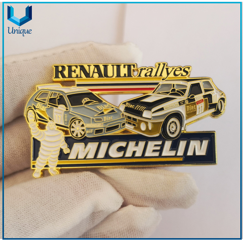 Pin de solapa de esmalte suave personalizado, emblema del automóvil, manualidades de metal Fabricantes de China, Barato al por mayor Michelin Metal Pin