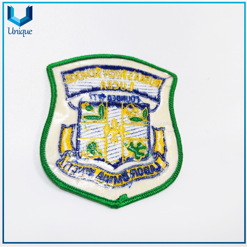 Hierro de diseño de moda barato en insignia al por mayor de alta calidad Insignia personalizada de alta frecuencia, parche termofusible de PVC de alta calidad y bajo precio para prendas de vestir, sello bordado personalizado