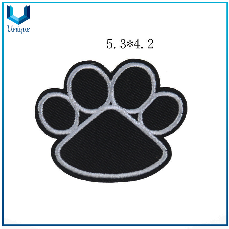 Insignia de la bandera, etiqueta de bordado de la huella de perros, parche de bordado de dibujos animados para accesorios de ropa, etiqueta tejida para la descoaración