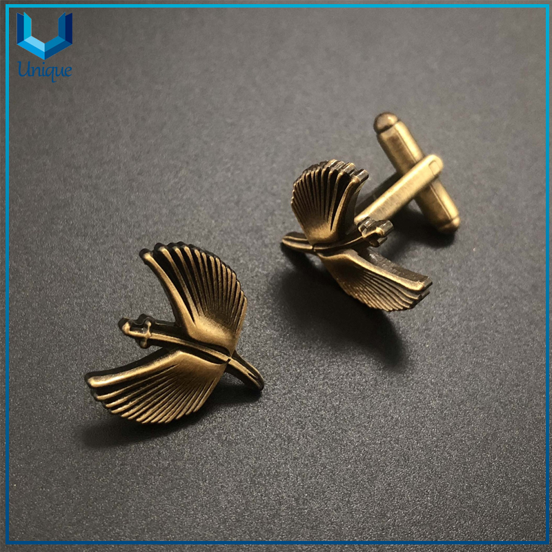 Fabricante de artesanías metálicas, Tiepin & Mancuflink en Personalizar Desgin en chapado en latón antiguo en el conjunto, barra de corbata de metal 3D / gemelos para regalos promocionales