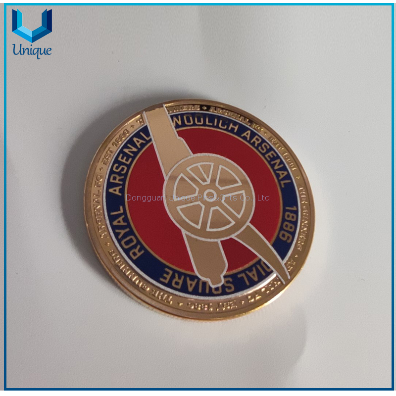 El oro y la plata hechos a medida de las artesanías del metal platearon el espejo como monedas del recuerdo de la forma redonda