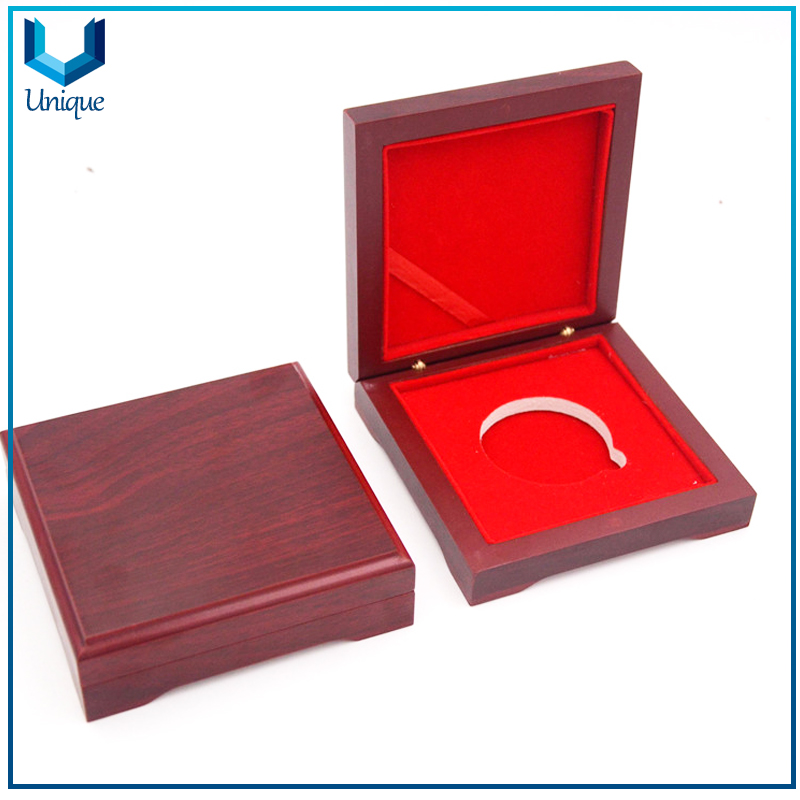 Caja de madera disponible disponible para monedas