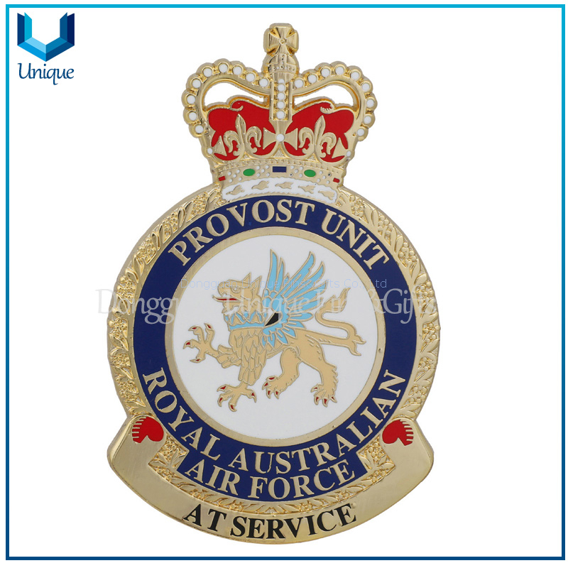 Insignia de oro de la corona de Australia en esmalte duro