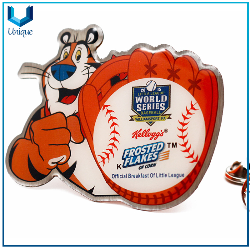 Personalice la insignia de impresión offset, troquel golpeó el pin de solapa de plata de latón, insignia del pin de la historieta, insignia de botón de fiesta, emblema de nombre, diseño gratuito